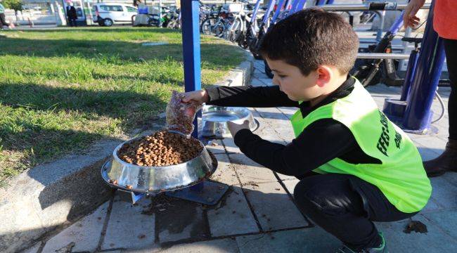 Efes Selçuklu çocuklardan can dostlara yeni yıl maması