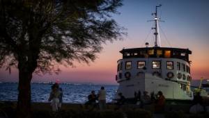 İzmir'in Eşsiz Gün Batımında Körfez Turları Başladı