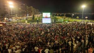 İzmir'in meydanlarında çeyrek final coşkusu