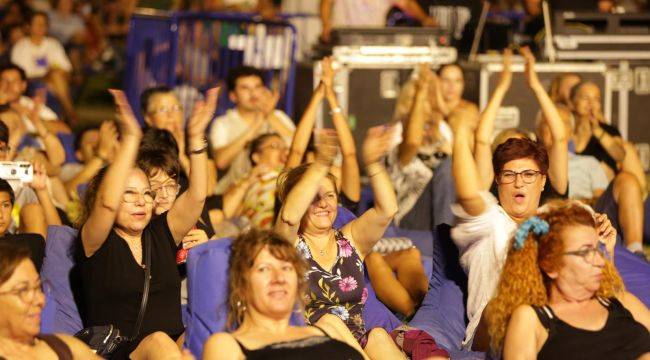 İzmir’in Ünlü Solistleri Çim Konserlerinde Buluştu