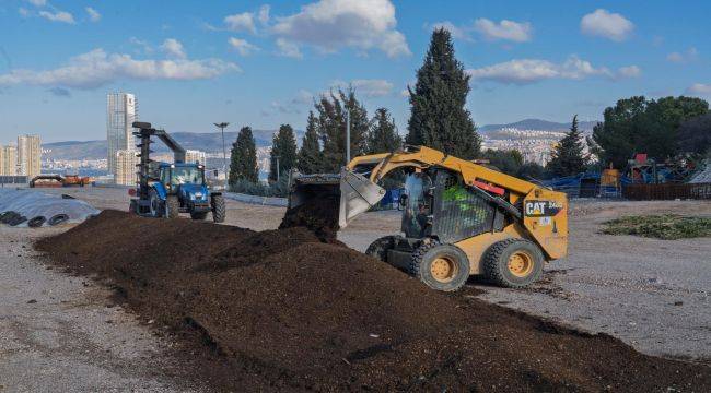 Toprağın Su Ve Minerallerini Tutuyor 