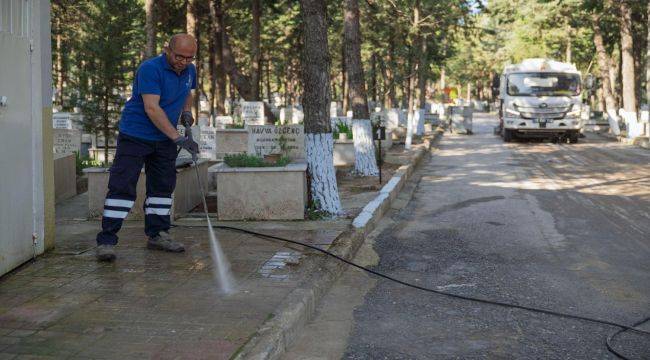 Bayram Öncesi Mezarlıklara Özel Bakım