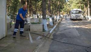 Bayram Öncesi Mezarlıklara Özel Bakım