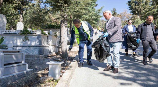 İzmirlilerle Mezarlıkta Çevre Temizliği Yaptı 