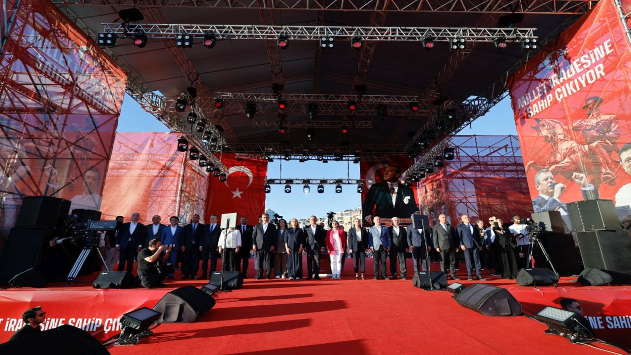 “İzmir Özgürlüğün Şehridir”