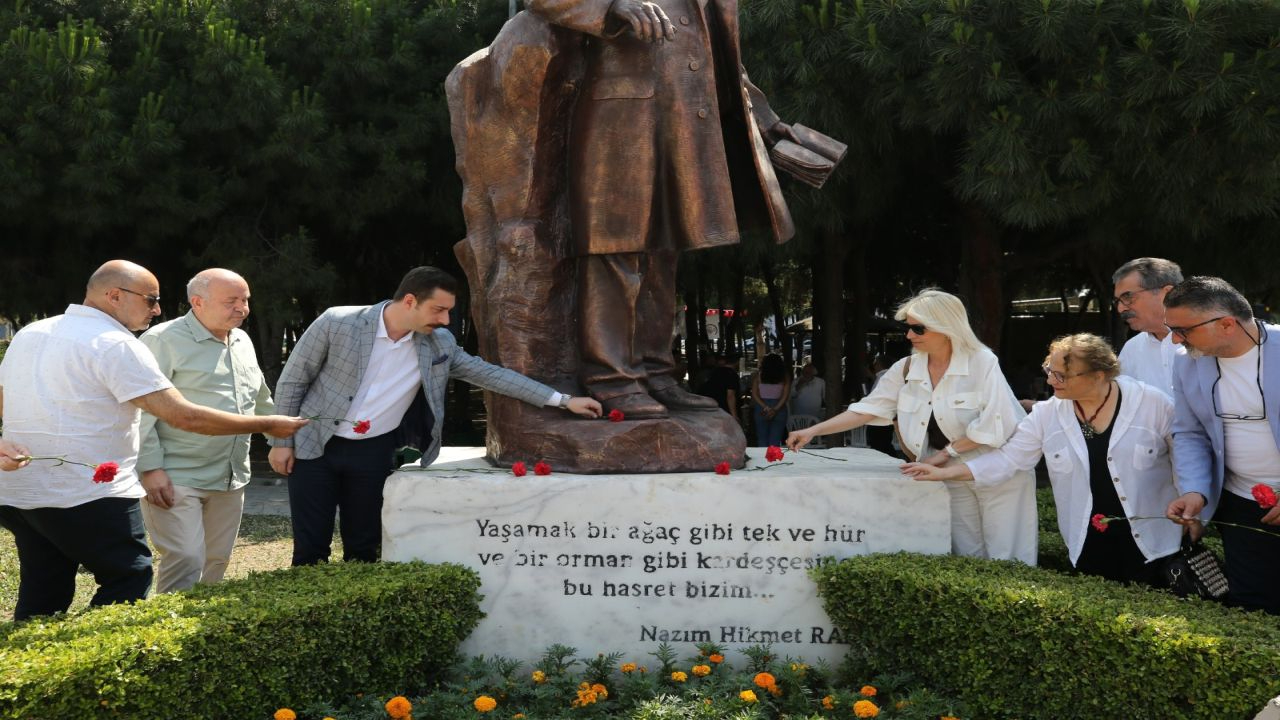 Karşıyaka Dünya Şairi Nazım Hikmet'i Unutmadı
