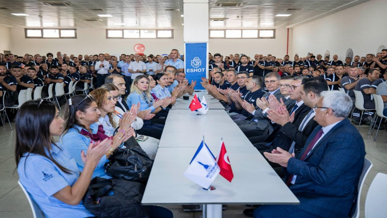 Başkan Tugay ESHOT Personeliyle Bayramlaştı