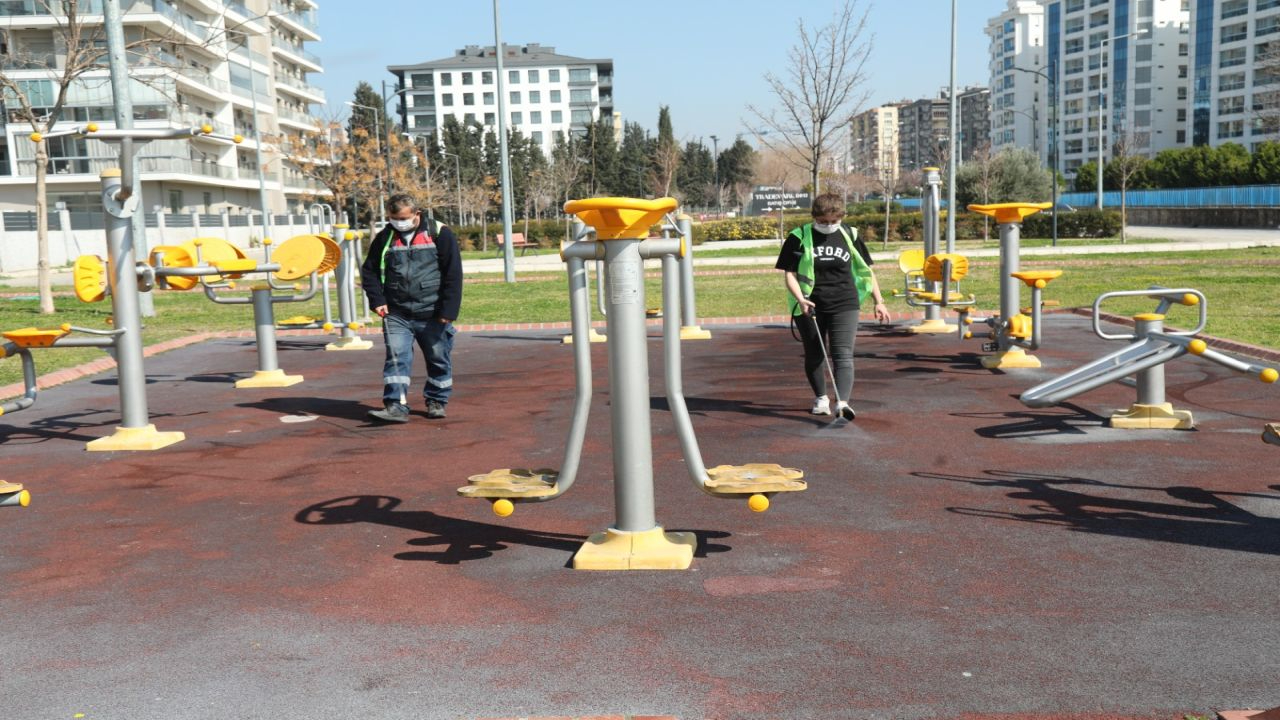 Bayraklı'da haşereyle mücadele sürüyor