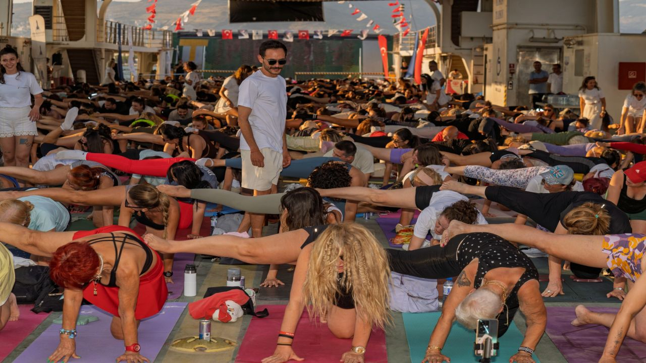 İzmir’de güneşi yoga ile uğurladılar
