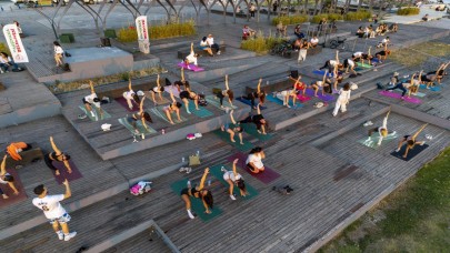 Karşıyaka’da gün batımında yoga buluşması