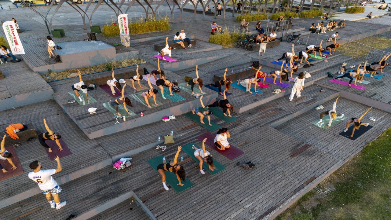 Karşıyaka’da gün batımında yoga buluşması