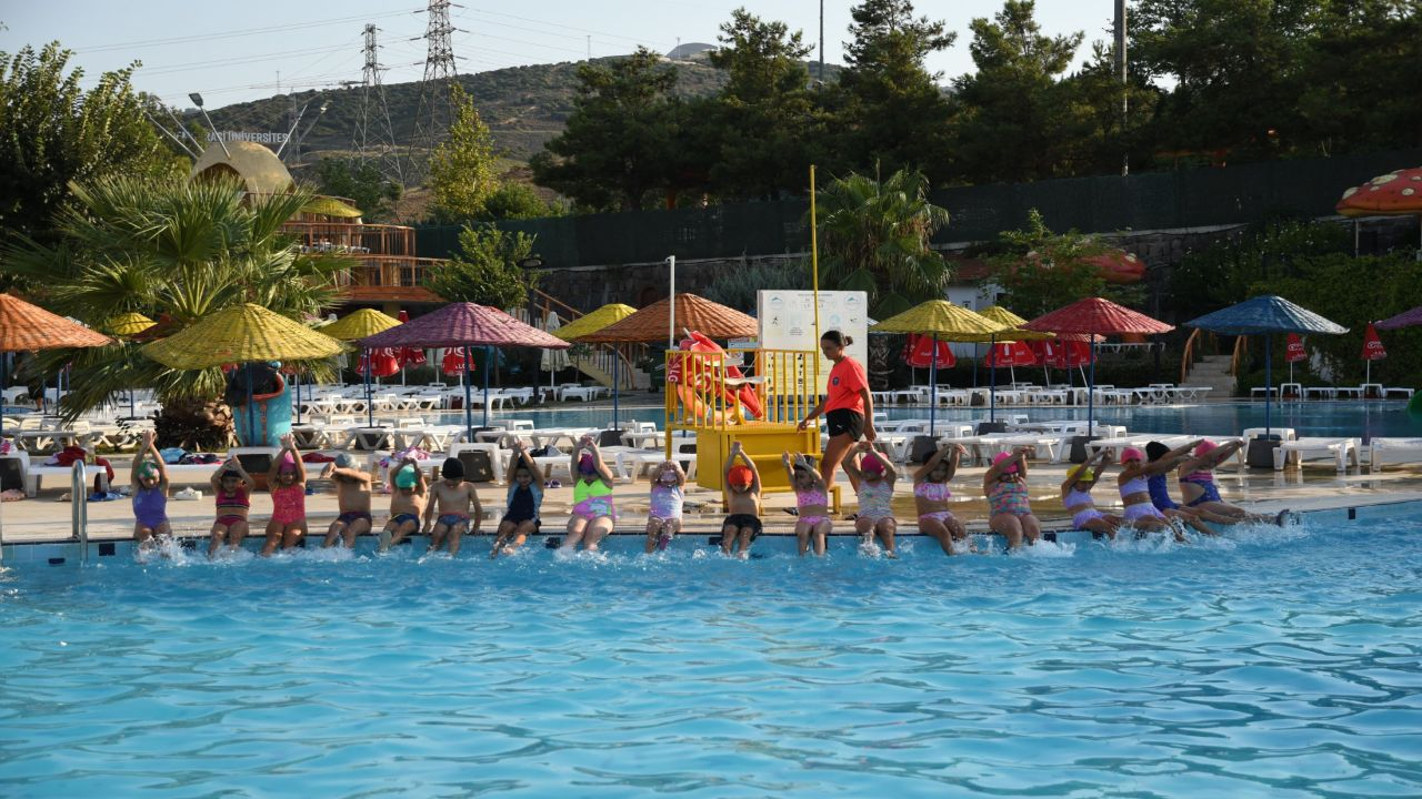 Özel gereksinimli çocuklara yüzme eğitimleri başlıyor