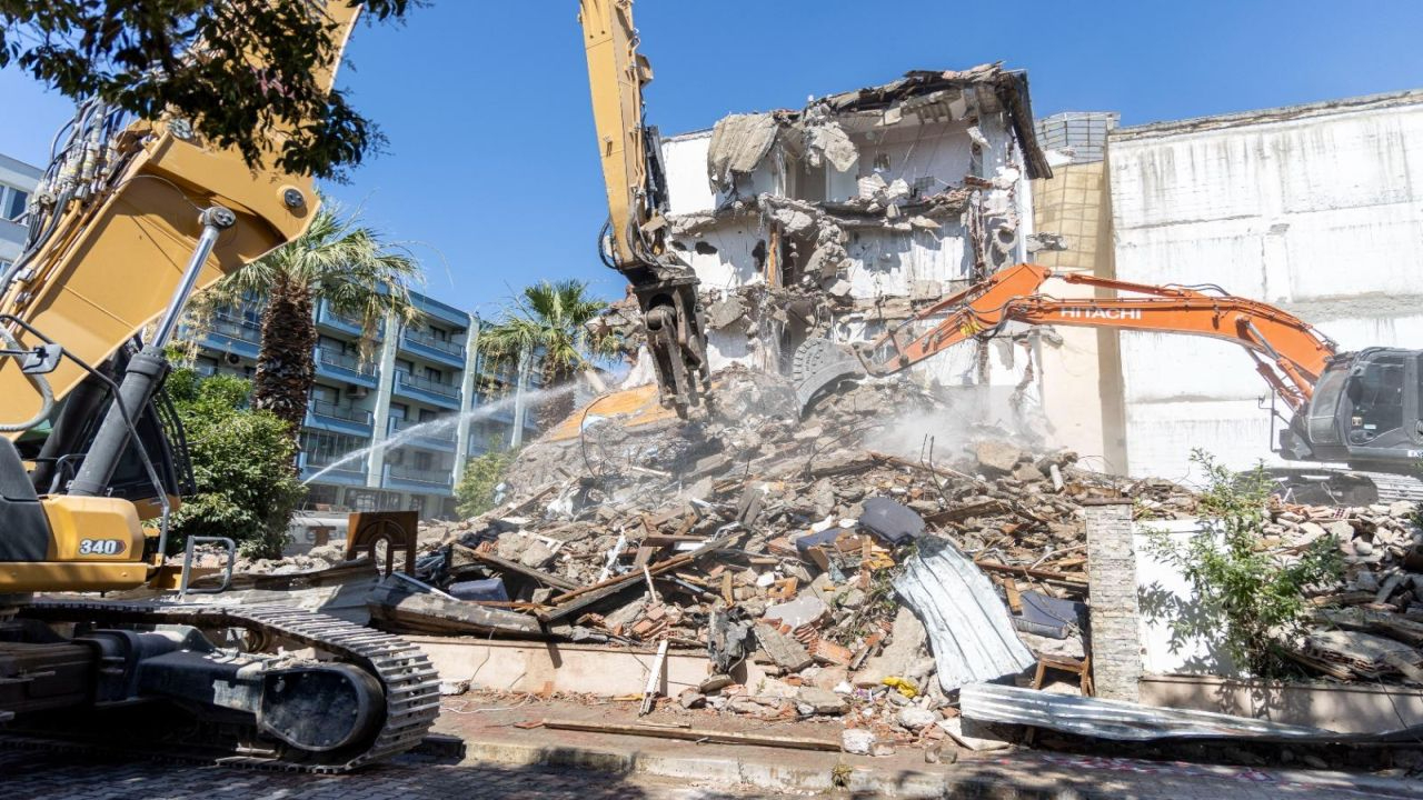 Karşıyaka’da metruk ve riskli binalar tek tek yıkılıyor