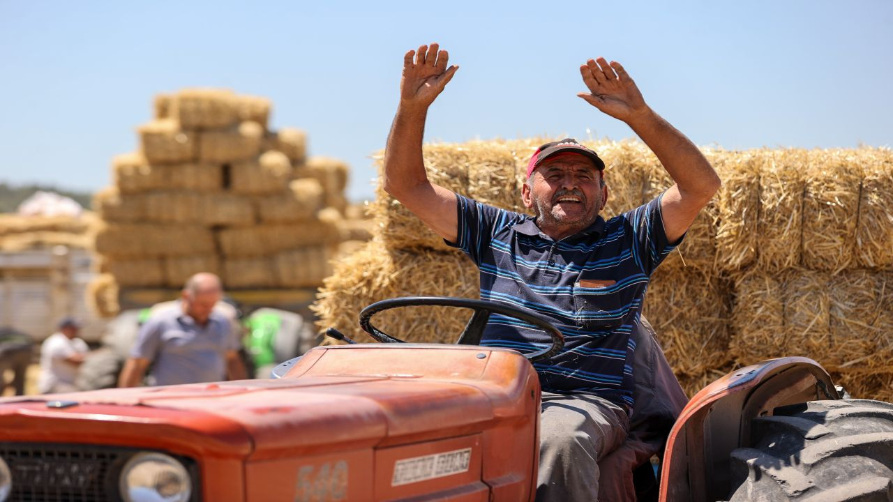 Buca Belediyesi’nden saman balyası desteği