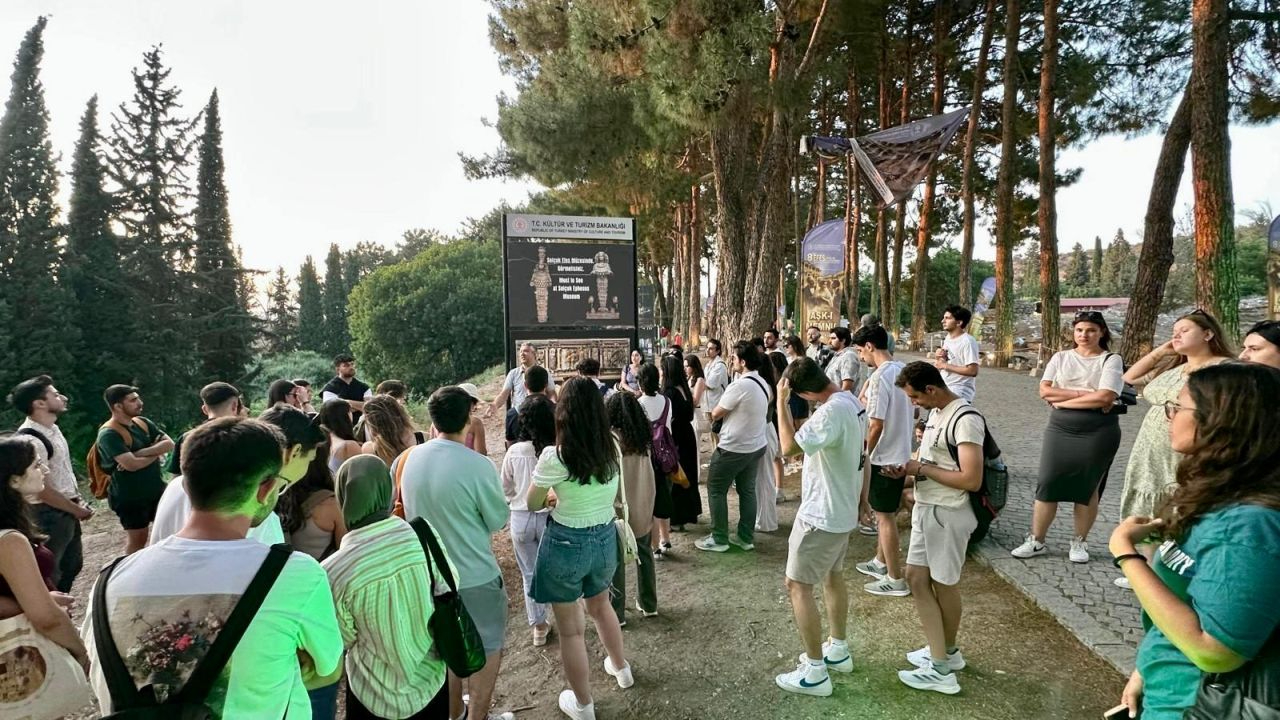 Gençler Efes'i keşfetti