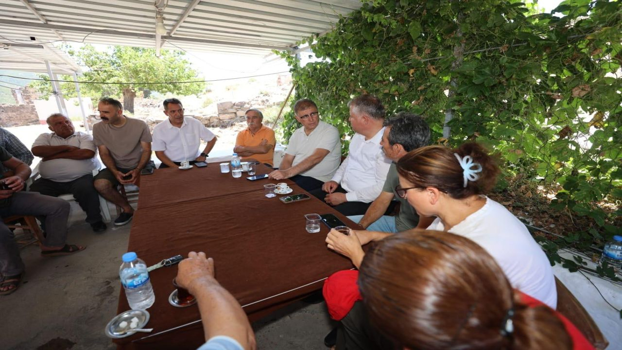 Başkan Tugay yangın bölgelerini yalnız bırakmıyor