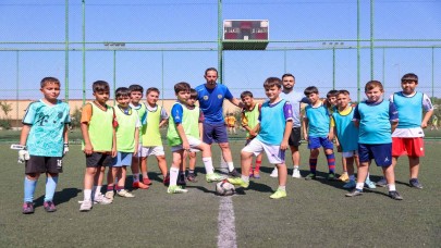 Bucalı minik kramponlar futbol eğitiminde