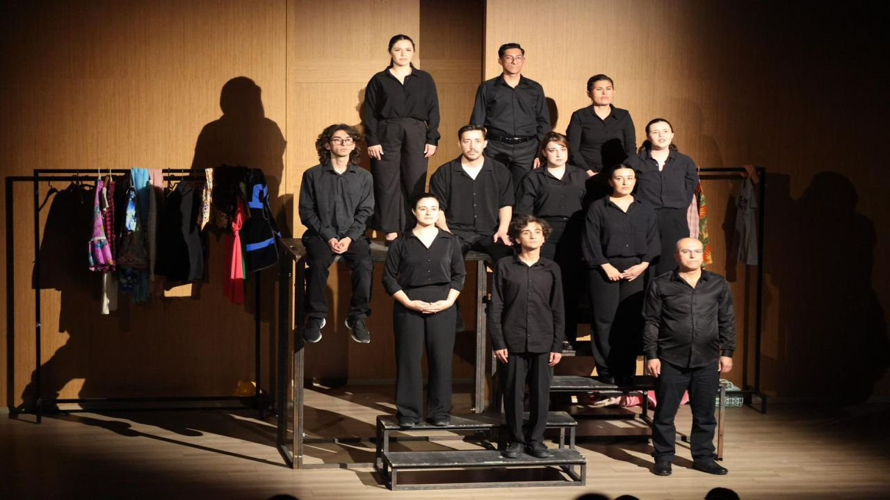 Alkışlar Karabağlar Kent Tiyatrosu kursiyerlerine