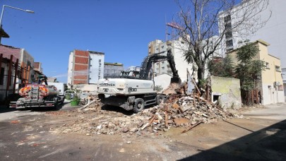 Konak’ta 162 metruk bina yıkıldı