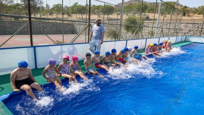 Mahalleye havuz geldi, çocuklar bayram etti