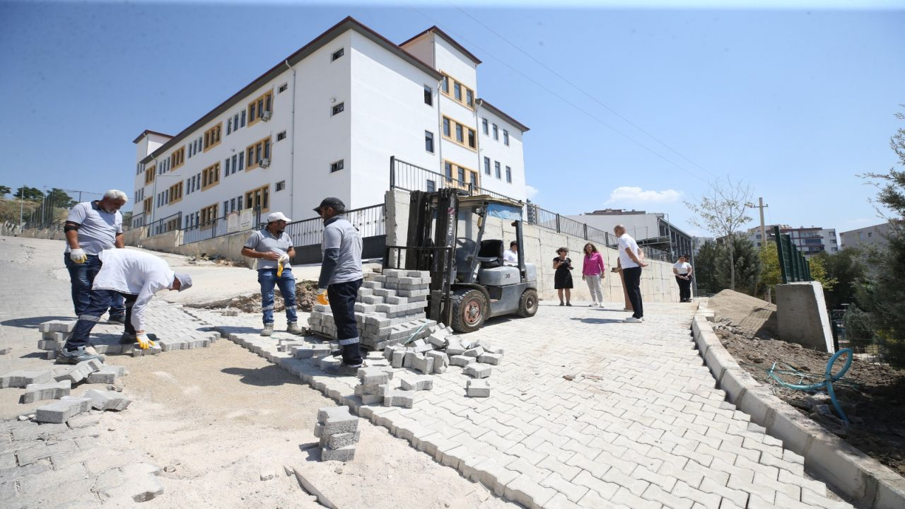 Karşıyaka’da yol yapım çalışmaları aralıksız sürüyor