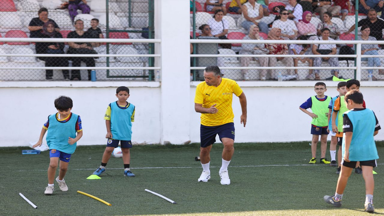 Profesyonel futbolculardan genç yeteneklere futbol dersi