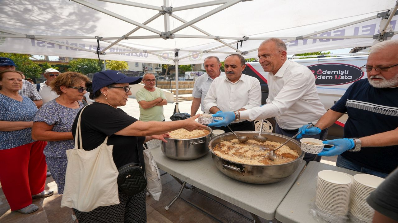 Gaziemir Belediyesi’nden aşure ikramı