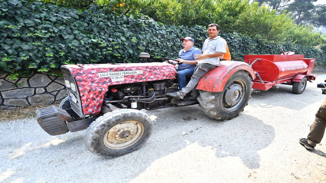 İzmir İtfaiyesi Menderes’te alevlerle mücadele ediyor