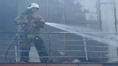 İzmir İtfaiyesi Menemen’deki iş yeri yangınını kontrol altına aldı