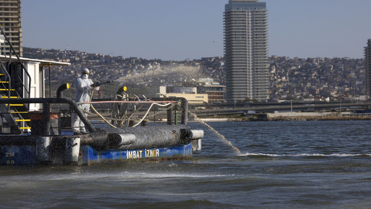 İzmir Körfezi için modifiye kil uygulaması devrede
