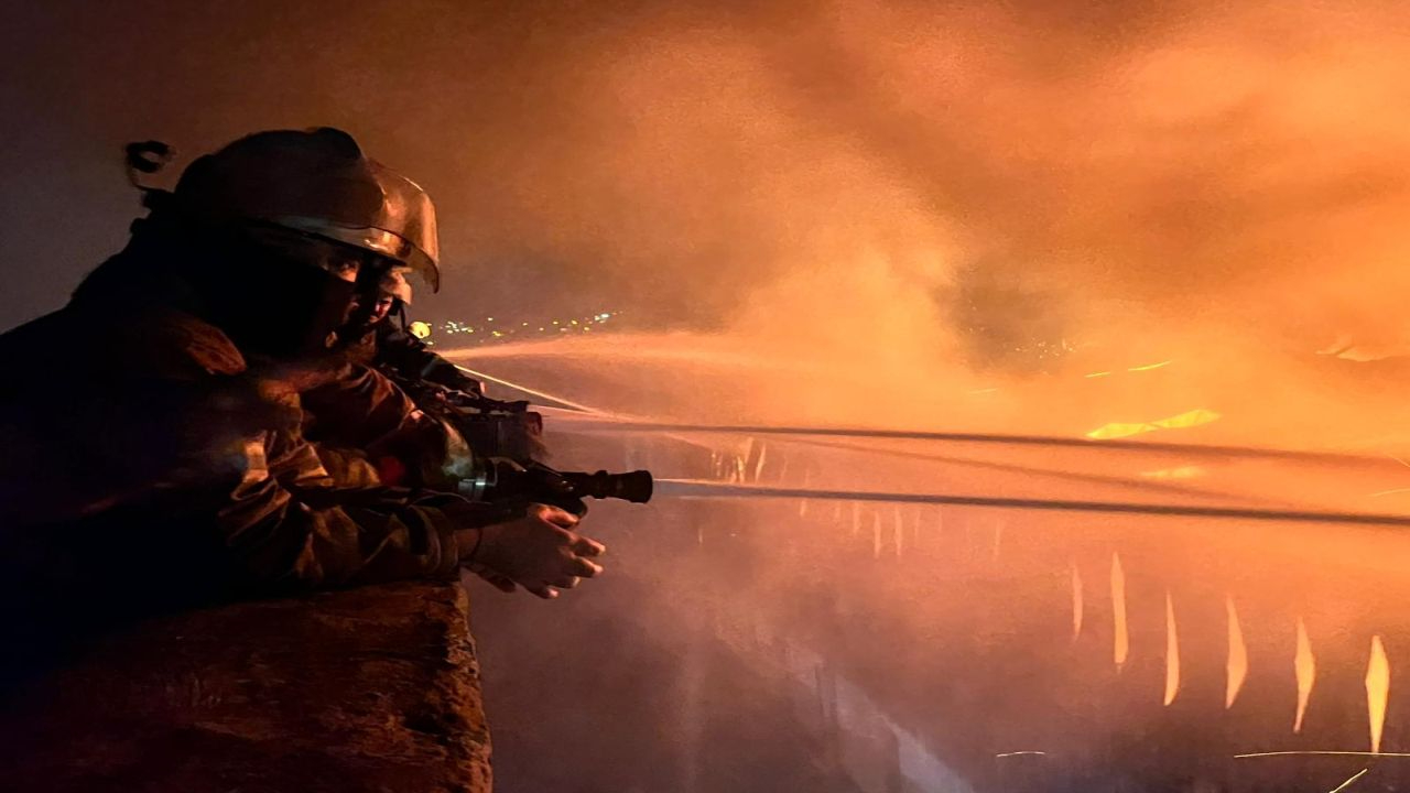 İzmir İtfaiyesi fabrikayı saran alevleri söndürdü