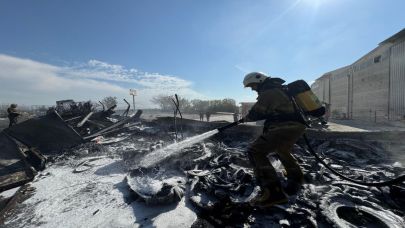 İzmir İtfaiyesi lastik deposu çevresindeki yangını söndürdü