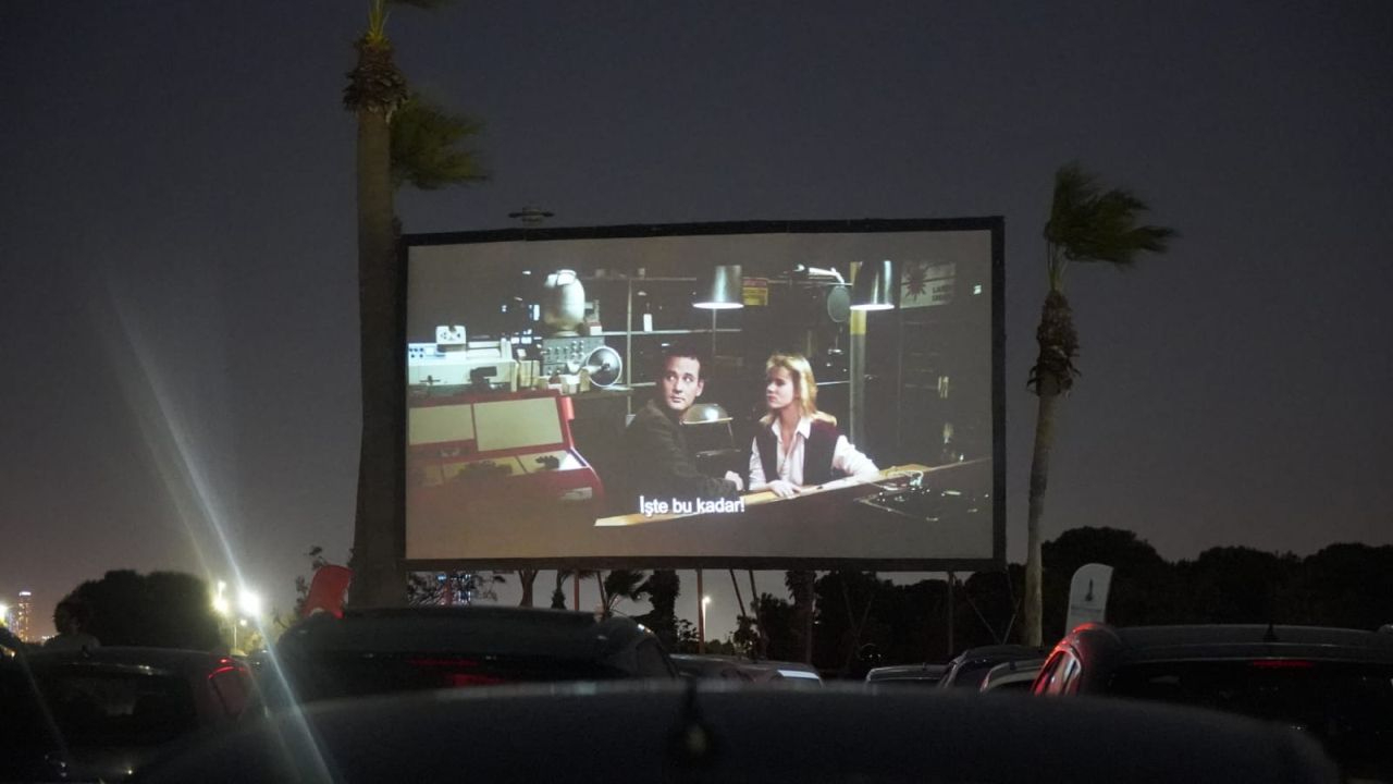 İzmir’de arabada film keyfi