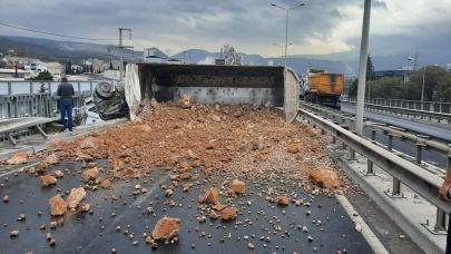 İzmir İtfaiyesi kaza sonrası viyadükte asılı kalan tır şoförünü kurtardı
