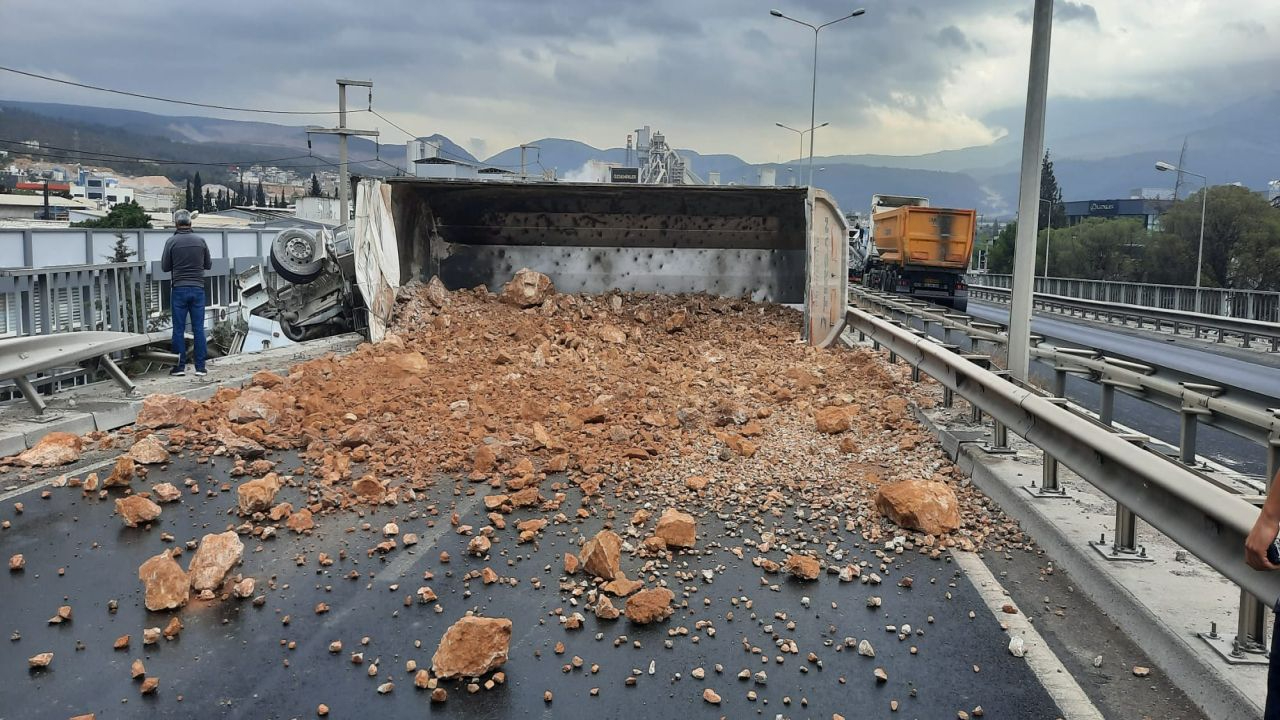 İzmir İtfaiyesi kaza sonrası viyadükte asılı kalan tır şoförünü kurtardı
