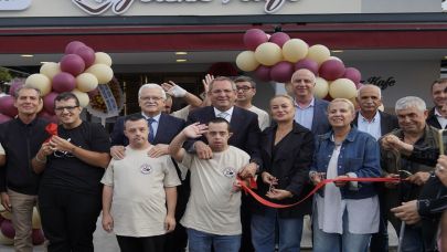 Ayvalık’ta İlk Engelsiz Kafe Hizmete Açıldı