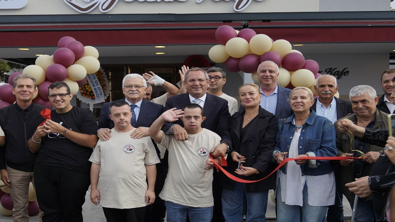 Ayvalık’ta İlk Engelsiz Kafe Hizmete Açıldı