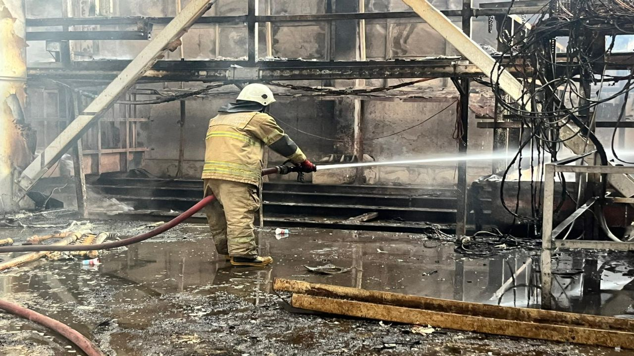 İzmir İtfaiyesi, ALOSBİ’deki fabrika yangınına müdahale etti