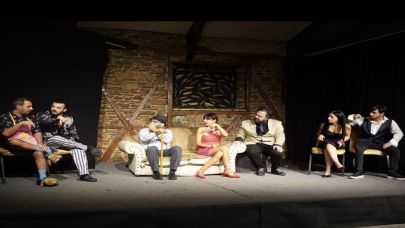 “Emlaktan Baba” Konak Sahne’de Kapalı Gişe Başlangıç Yaptı