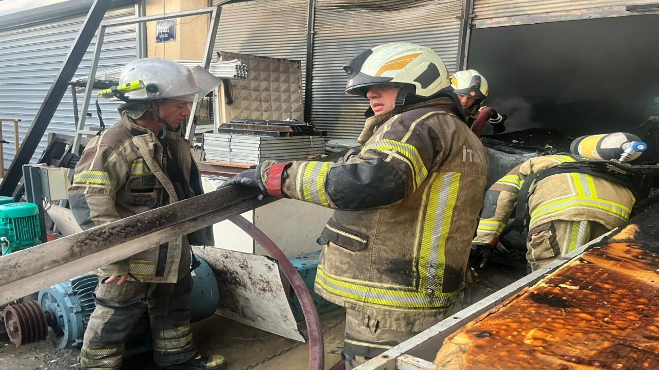 İzmir İtfaiyesi, Bornova’daki iş yeri yangınını kontrol altına aldı