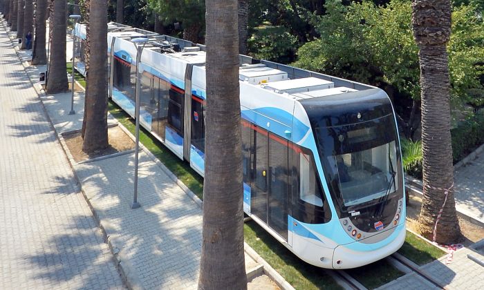 İzmir’in ilk tramvayı geldi