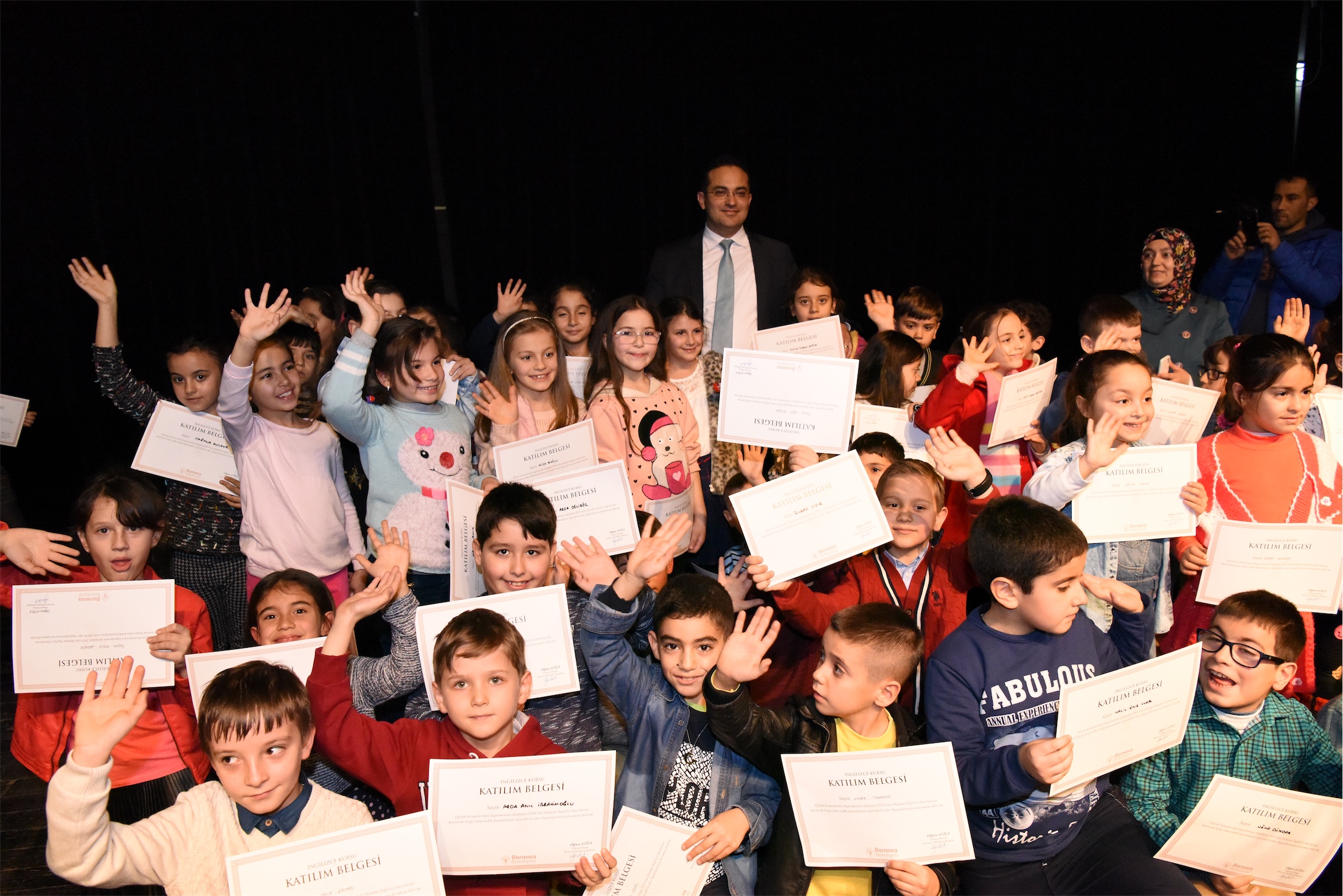 Bornova’da 800 öğrenci ingilizce kursu katılım belgesi aldı