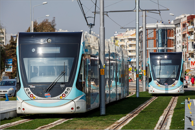 Karşıyaka Tramvayı'nın 17 aracı da geldi