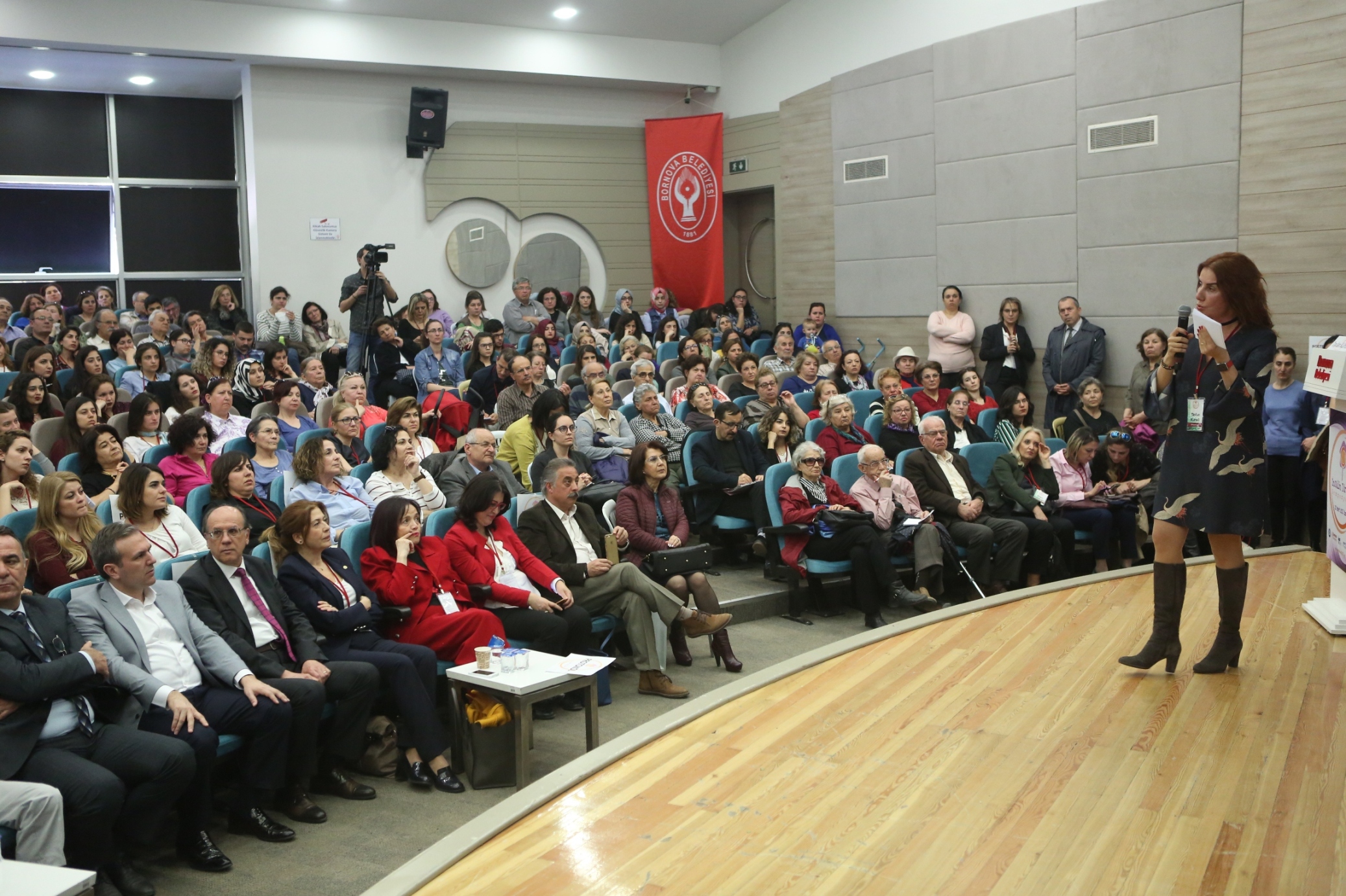 Ünlü diyetisyen Taylan Kümeli Bornovalılarla buluştu