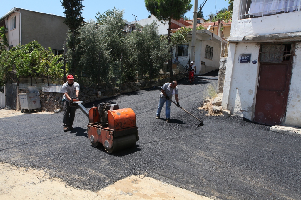 Bayraklı’da yollar asfaltlanıyor