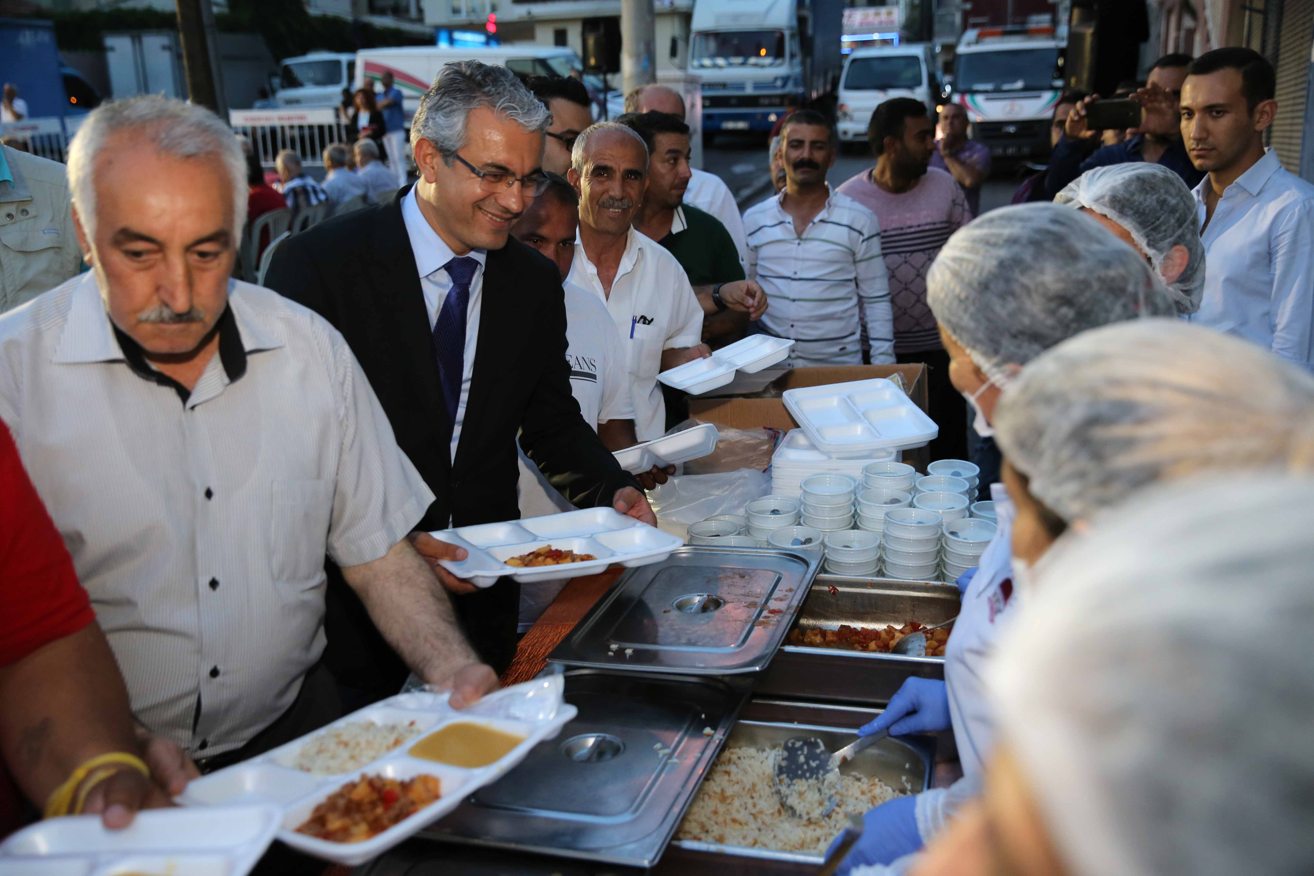 Karşıyakalı Romanlar iftarda buluştu