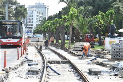 Konak Tramvayı'nda sıra Halkapınar geçişinde