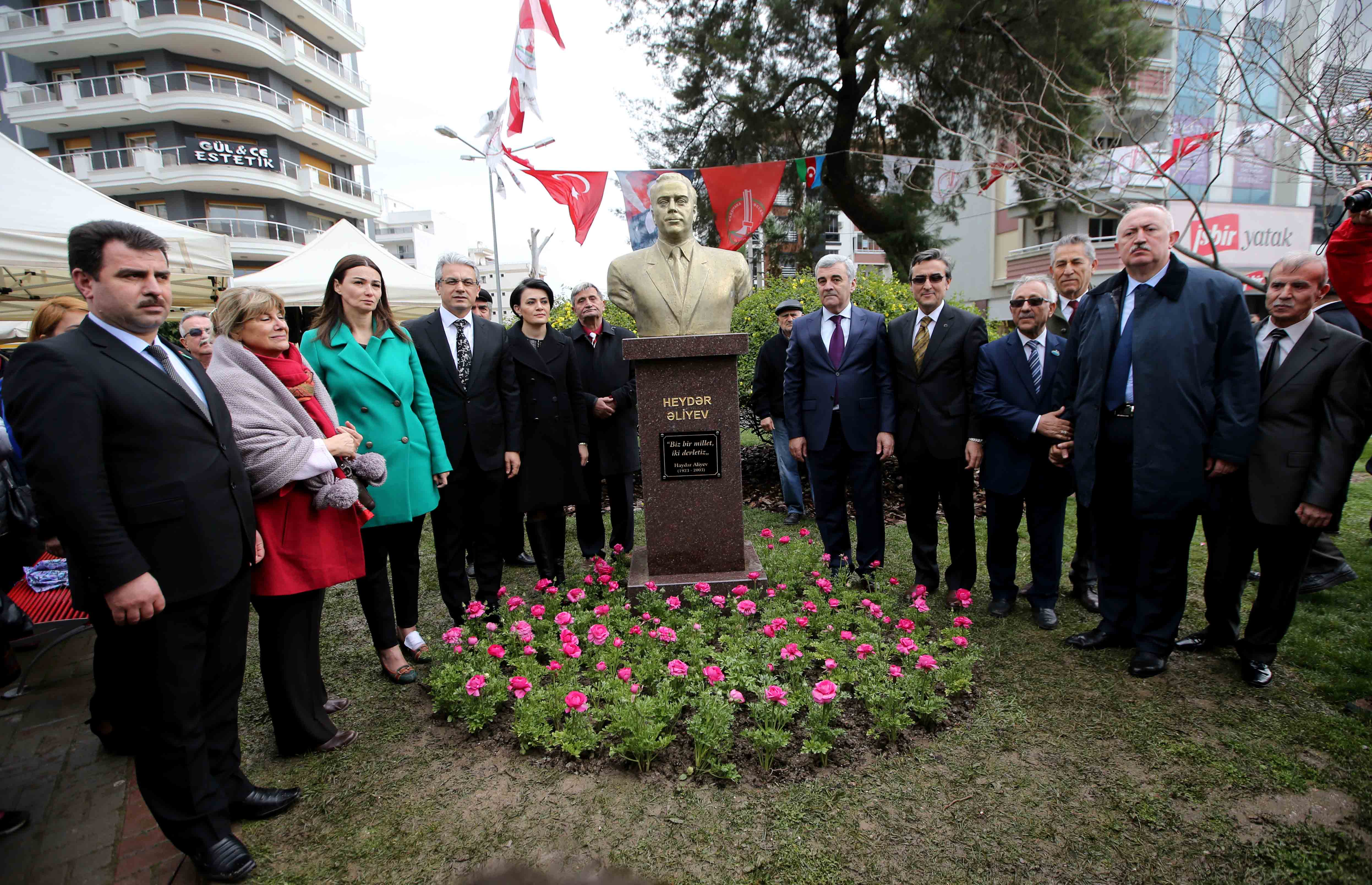 Karşıyaka’da ‘Aliyev’ büstü açıldı