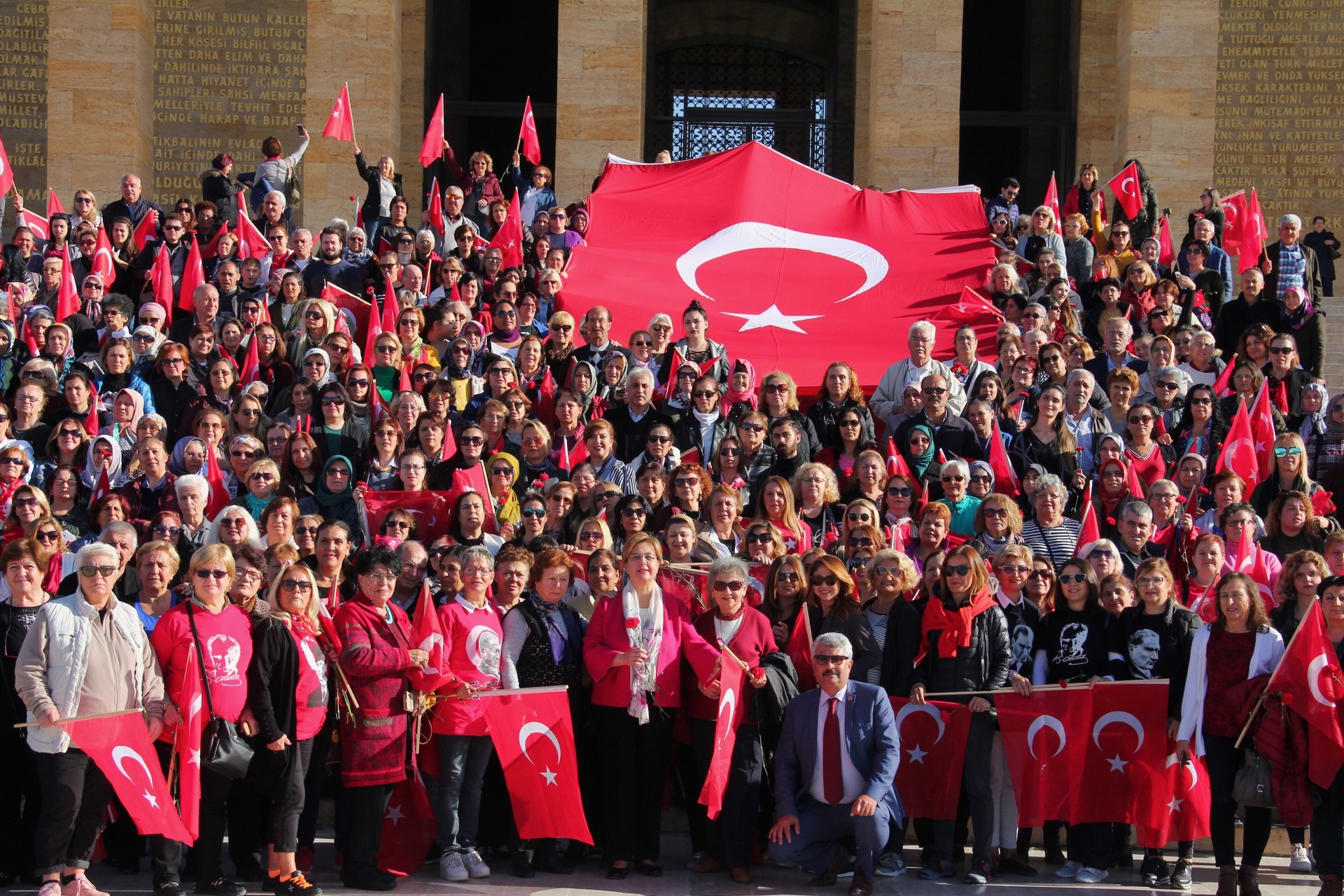 Konaklı kadınlar Ata’sının huzurunda