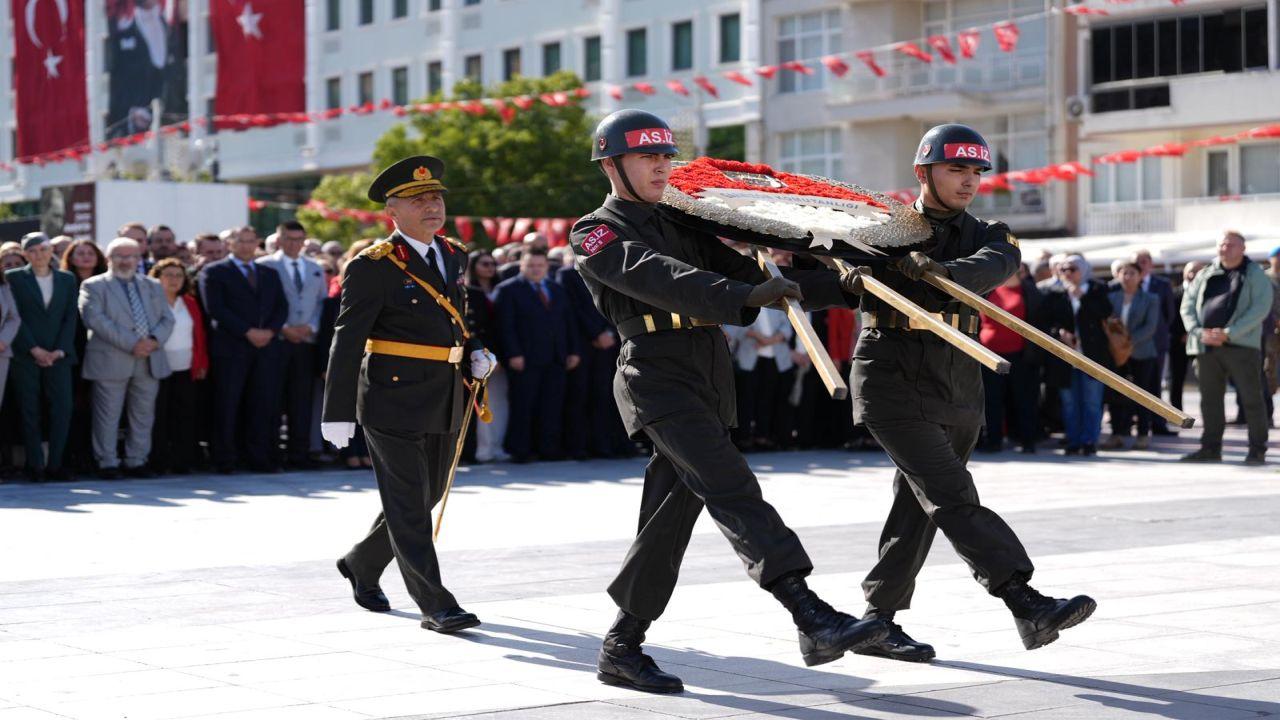 29 Ekim Bayram Coşkusu Çelenk Sunumuyla Başladı